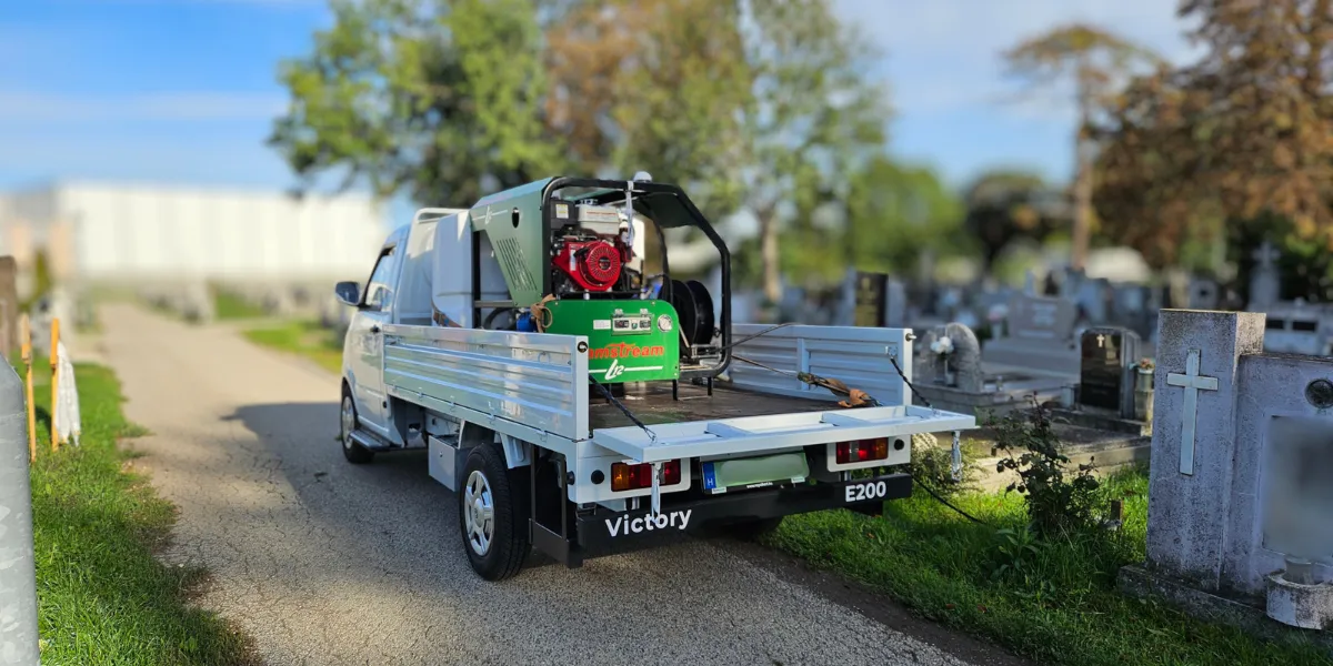 Victory elektromos kisteherautó Foamstream szállítás közben