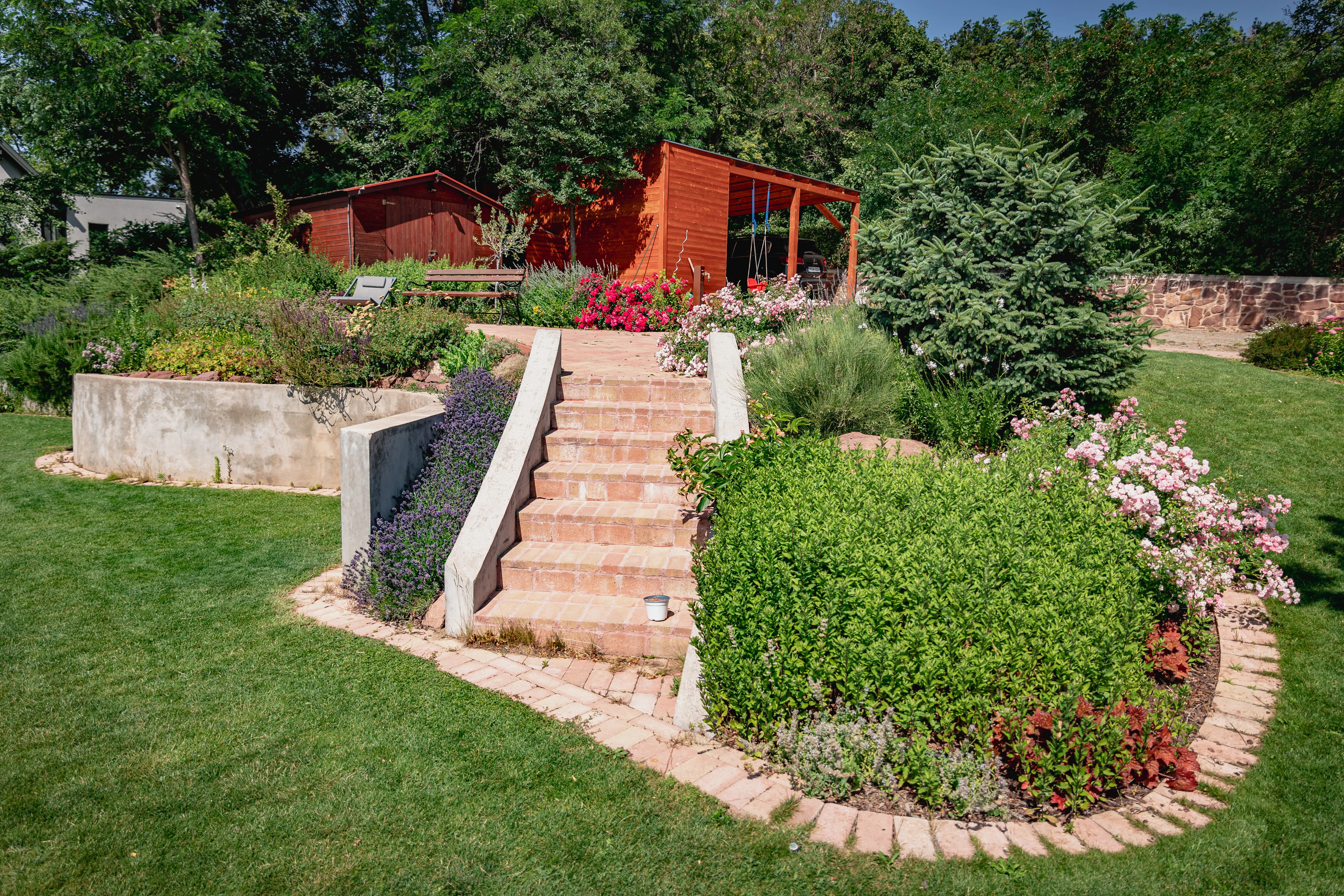 balatonalmádi kert tervezés és kivitelezés, robotfűnyíróbarát kert