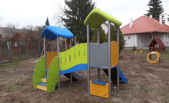 A szezon első játszóterét Únyban építettük