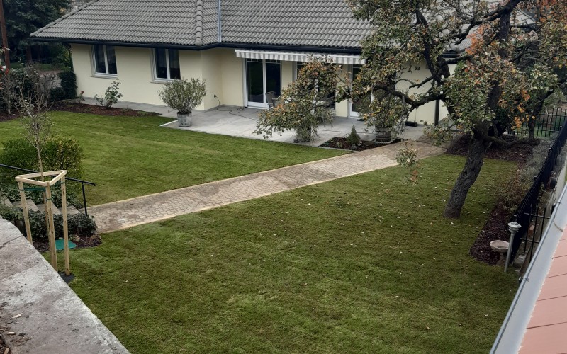 Kicsi kert, messze innen