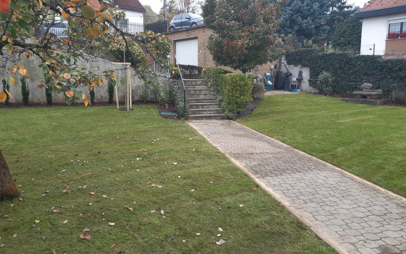 Kicsi kert, messze innen