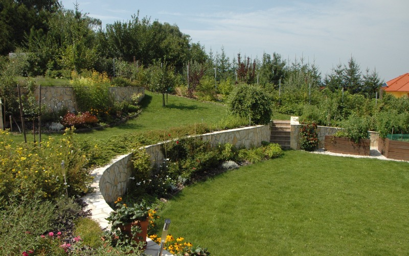 Támfal oldása virágokkal