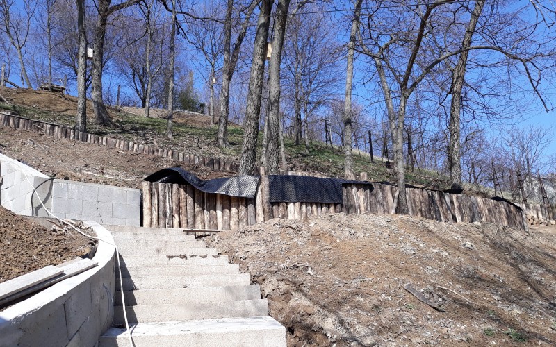 Akác-cölöp támfal