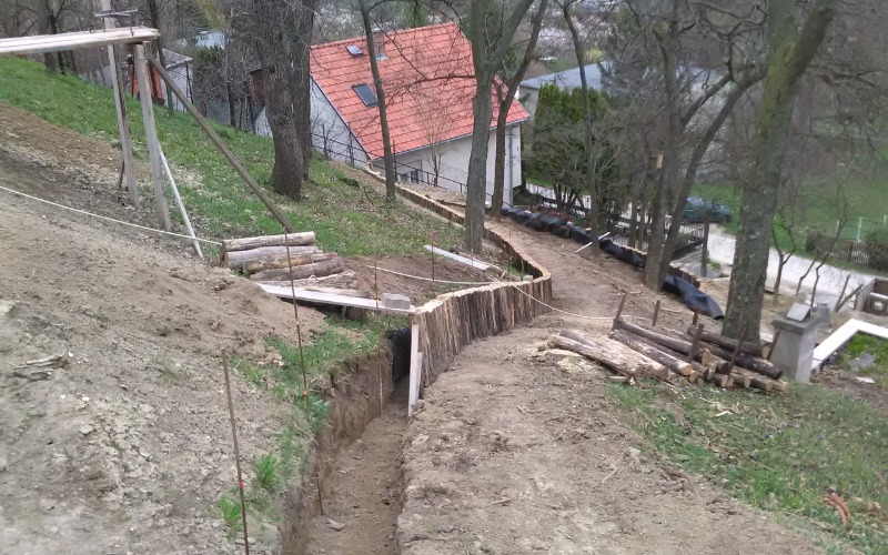 Akác-cölöp támfal