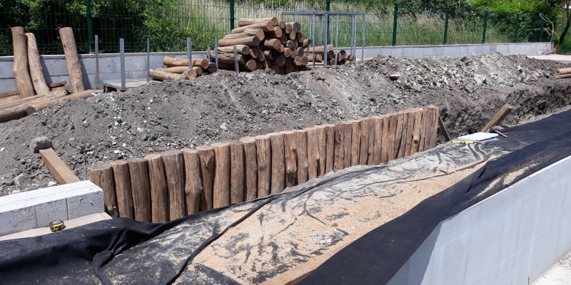 Akác-cölöp támfal