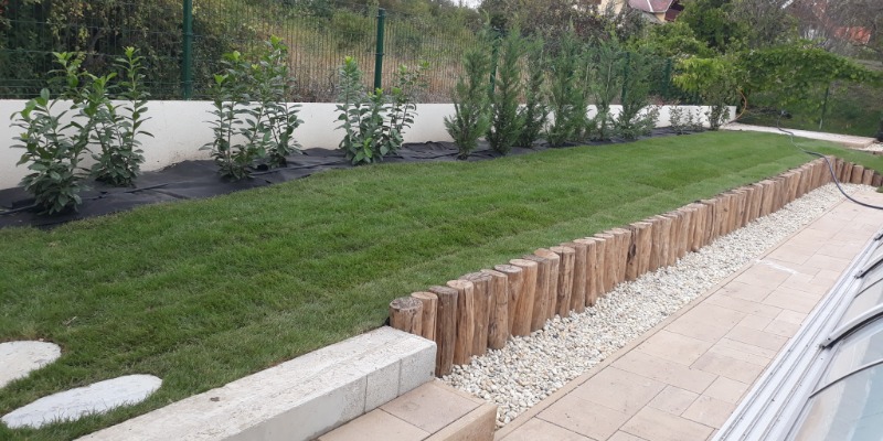 Akác-cölöp támfal