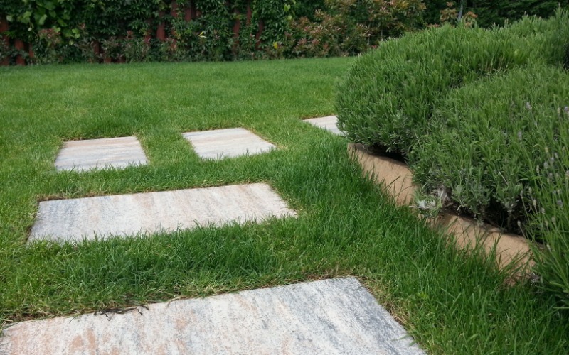 Téglalap alakú tipegő fűbe rakva