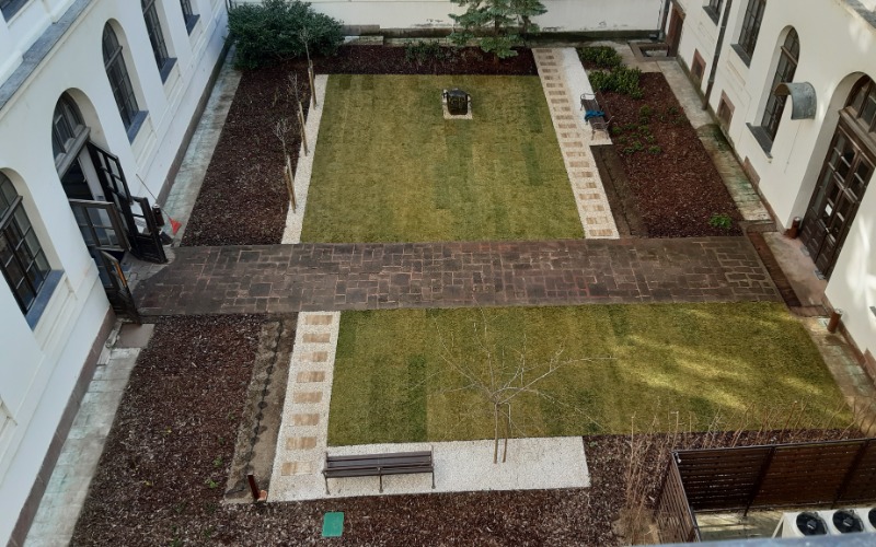 Tipegő kavicságyban