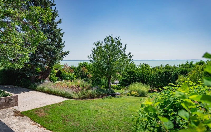 Kerttervezés és kivitelezés - robotfűnyíró-barát kert