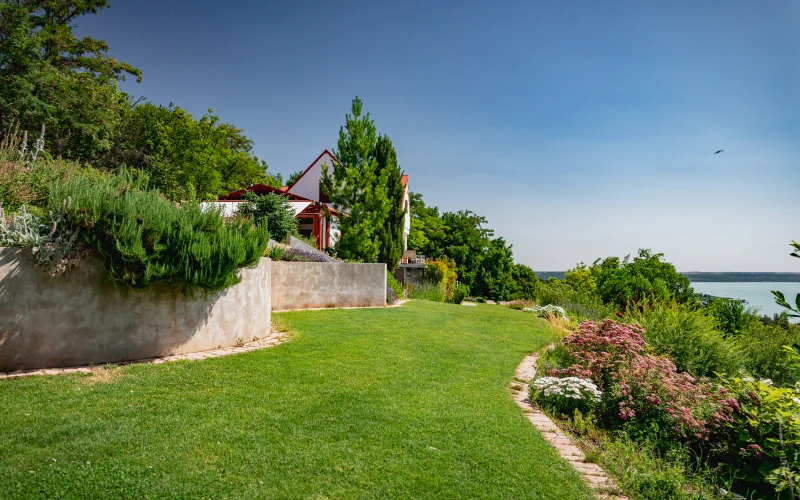 Kerttervezés és kivitelezés - robotfűnyíró-barát kert