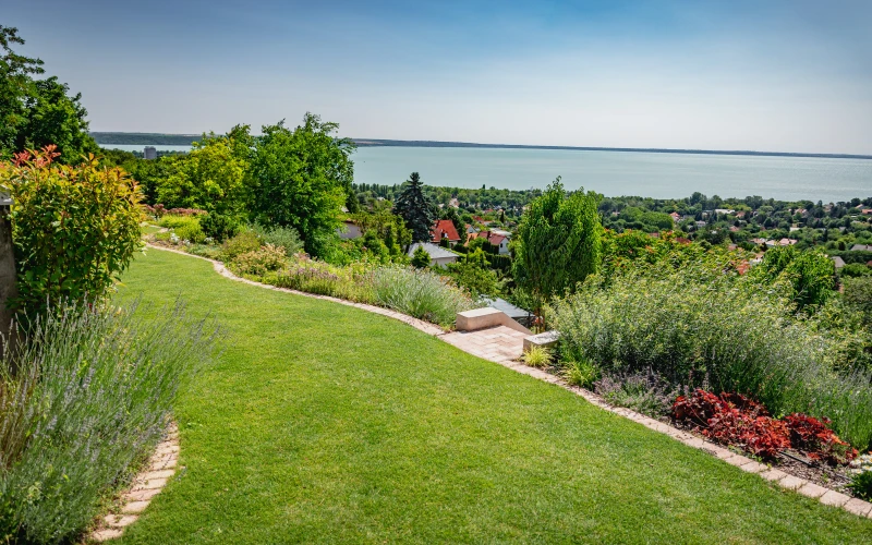 Kerttervezés és kivitelezés - robotfűnyíró-barát kert