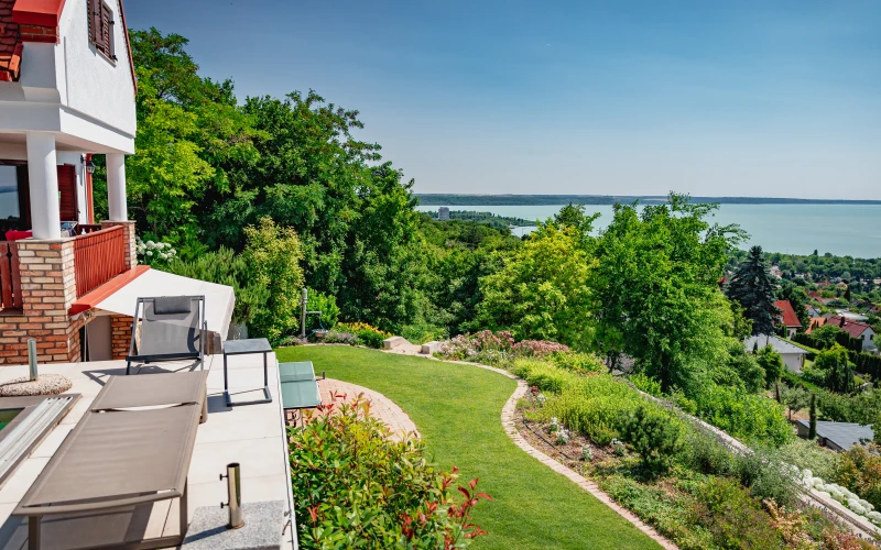 Kerttervezés és kivitelezés - robotfűnyíró-barát kert