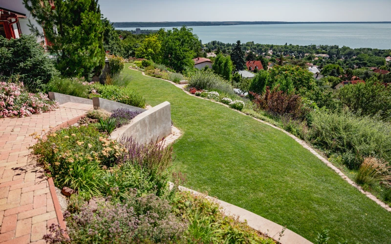 Kerttervezés és kivitelezés - robotfűnyíró-barát kert