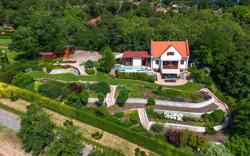 Kerttervezés és kivitelezés - robotfűnyíró-barát kert