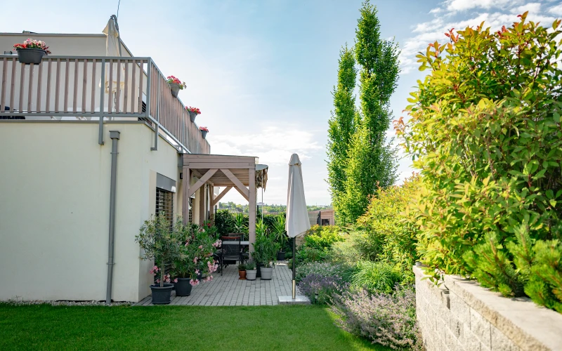 Kerttervezés és kivitelezés - robotfűnyíró-barát kert