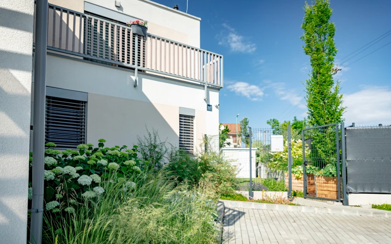 Kerttervezés és kivitelezés - robotfűnyíró-barát kert