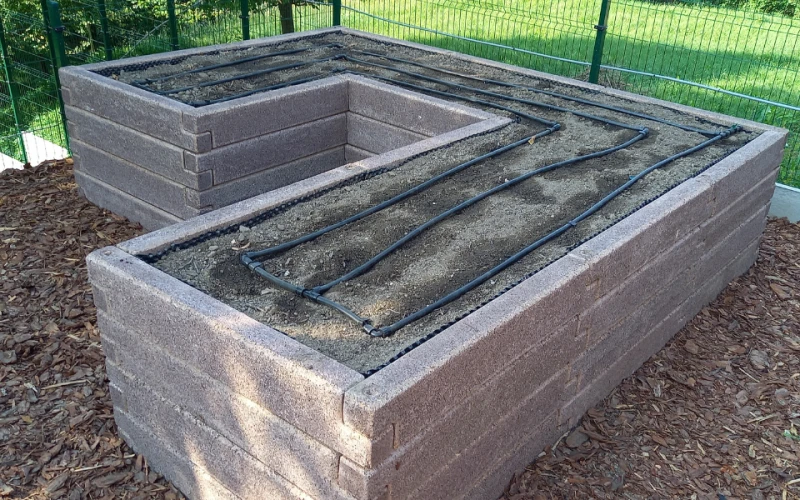 Bakonybél – meredek rézsűfelületen virágzó évelőágyak, automata öntözőrendszerrel