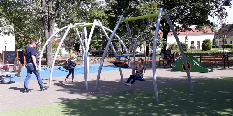 Egy igazi közösségi tér Mohácson baba-mama hintával