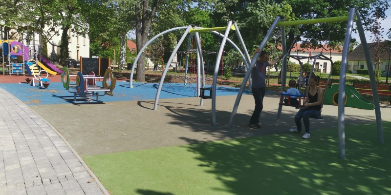 Közösségi tér gyermek játszótérrel, fitnesz és street workout eszközökkel