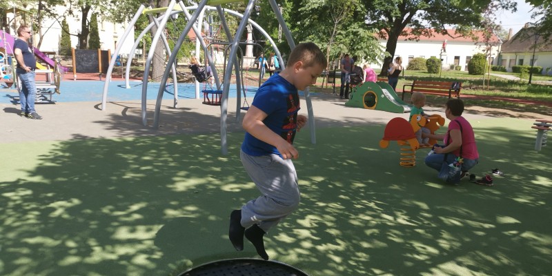 Trambulin a játszótéren Mohácson