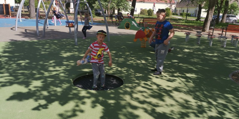 Trambulin a játszótéren Mohácson