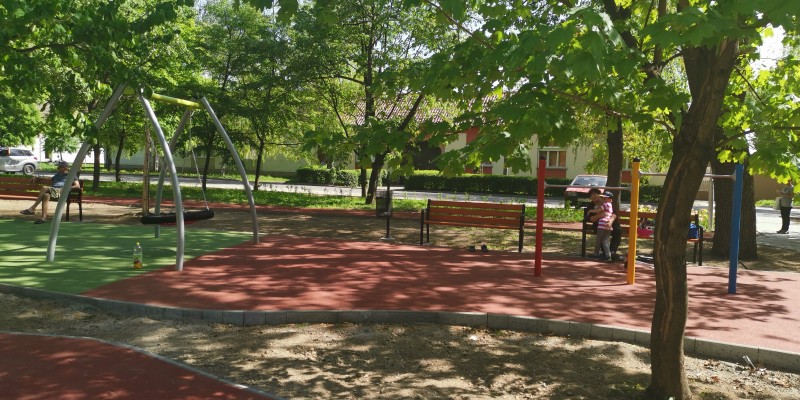 Közösségi tér gyermek játszótérrel, fitnesz és street workout eszközökkel