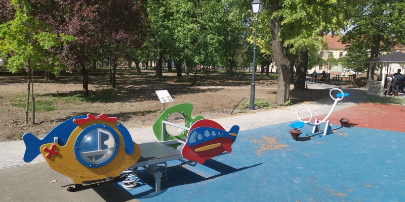 Közösségi tér gyermek játszótérrel, fitnesz és street workout eszközökkel