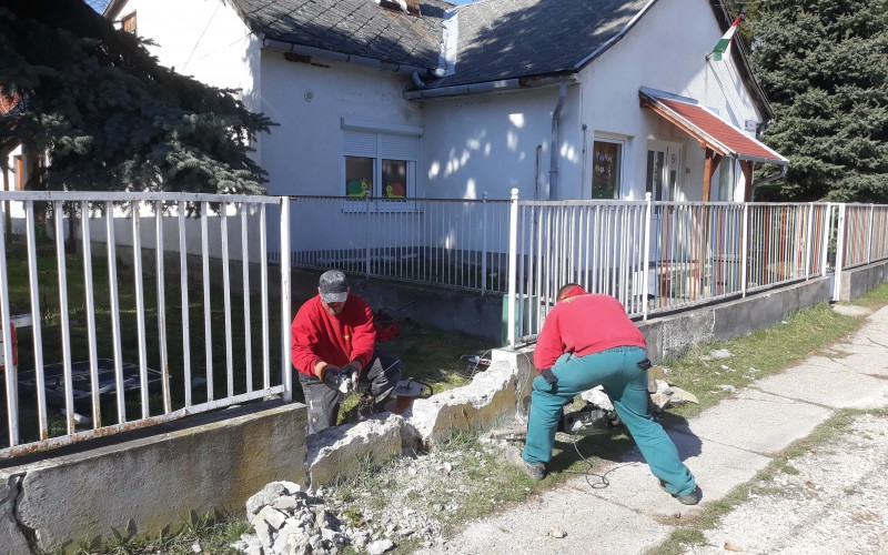 Kerítésbontás, hogy beférjen a munkagép az építési területre