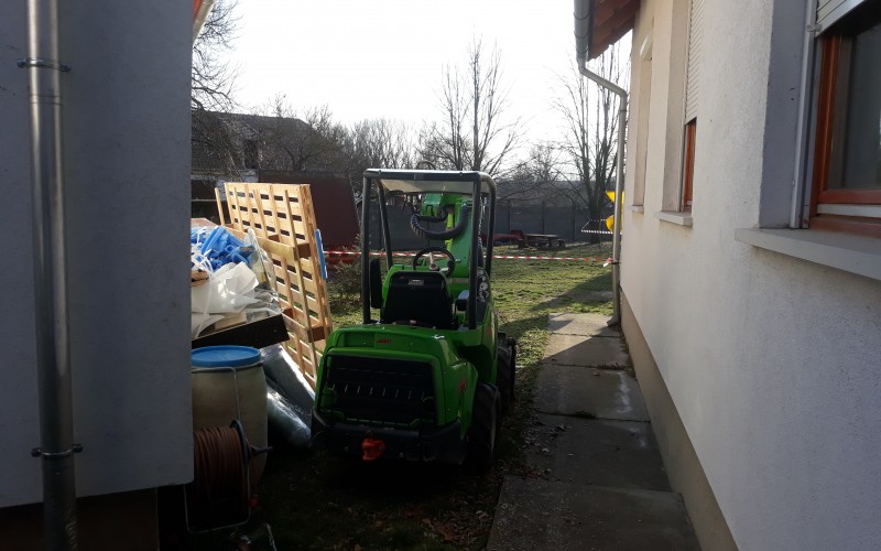 Kicsi és ügyes társunk a játszótérépítésben