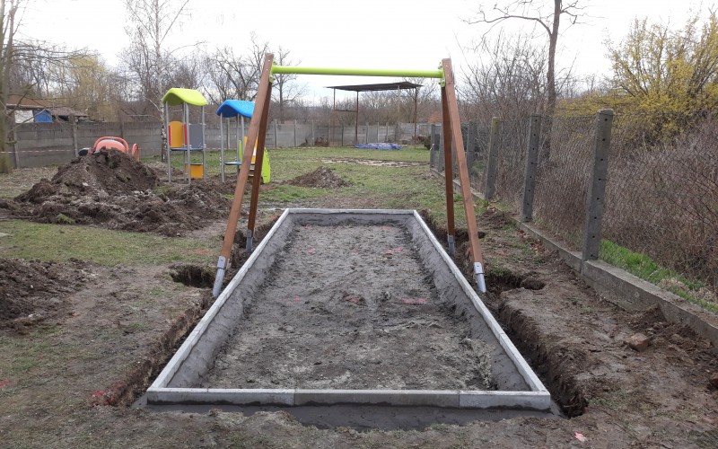 Az óvodai játszótér hintája alá homok ütéscsillapítás kerül