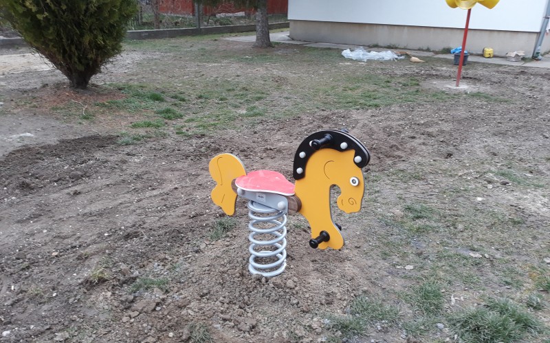 A rugós játékok örökké népszerűek maradnak a játszótereken