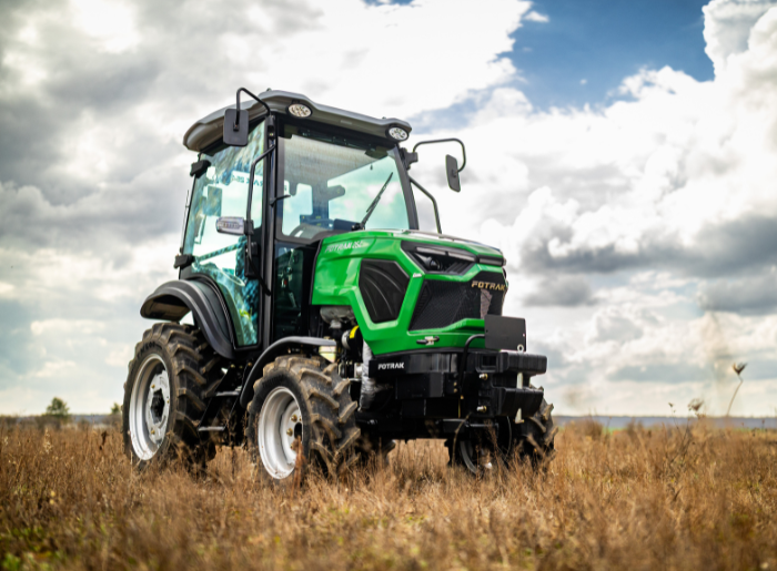 ME 25LE fülkés FOTRAK traktor (2)