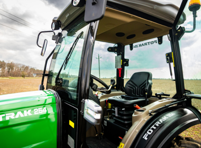 ME 25LE fülkés FOTRAK traktor (4)