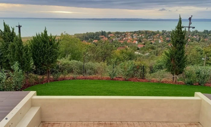Mediterrán kert gyümölcsössel és óriás borókákkal