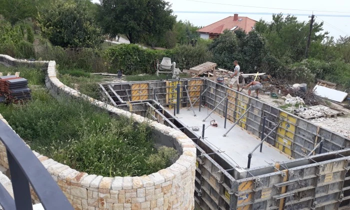 Mediterrán kert gyümölcsössel és óriás borókákkal