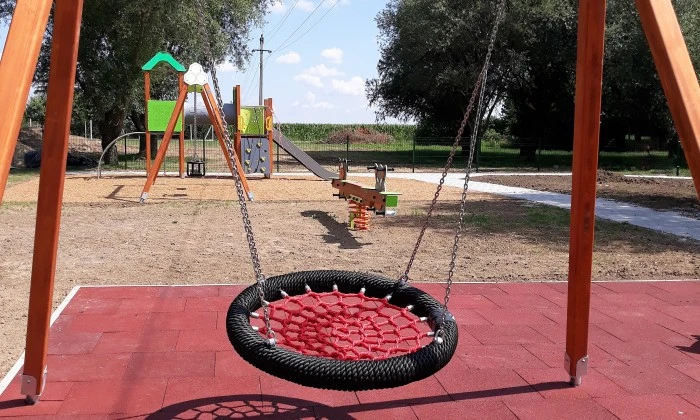 Vassurány, Hősök tere