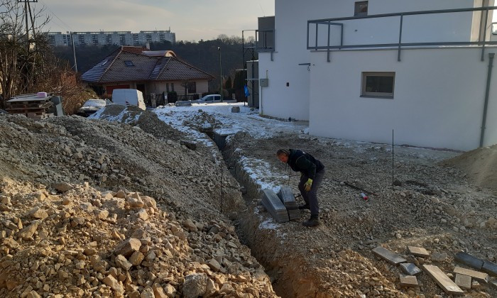 Sziklákkal határolt kert