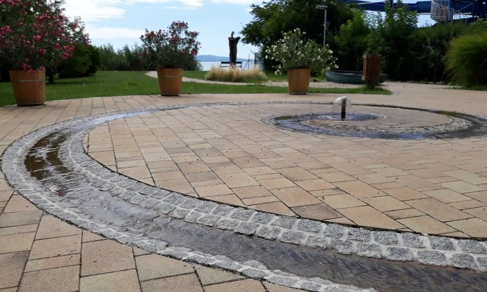 Balatonakali, Strand főbejárat - Hullámok partján_3