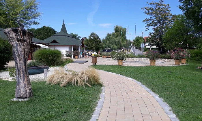 Balatonakali, Strand főbejárat - Hullámok partján_7