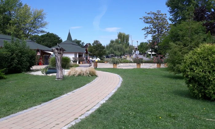 Balatonakali, Strand főbejárat - Hullámok partján_9