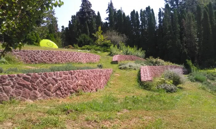 Balatonakarattya - Lejtős villakert_1