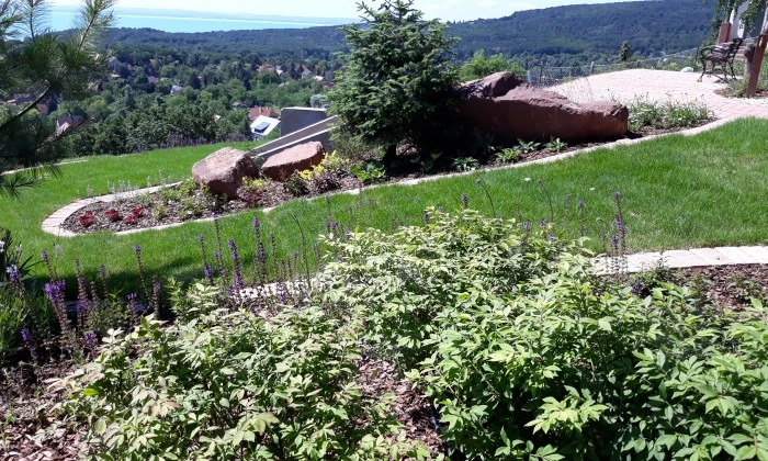 Balatoni panorámájú kert