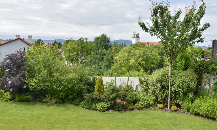 Veszprém - Panorámás kert színes növényágyakkal