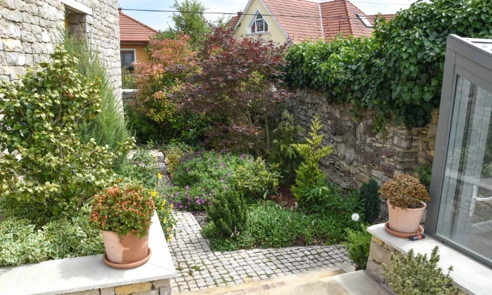 Veszprém - Panorámás kert színes növényágyakkal