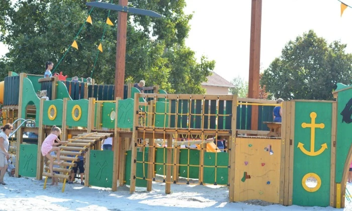 Fertőszentmiklós, Ifjúság tér