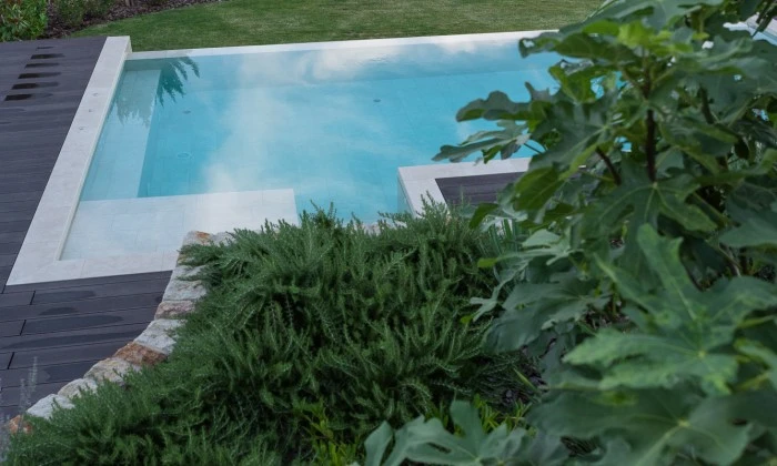 Mediterrán kert gyümölcsössel és óriás borókákkal