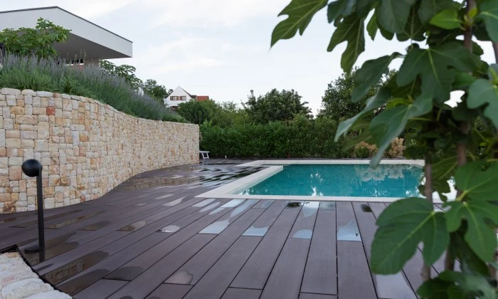 Mediterrán kert gyümölcsössel és óriás borókákkal