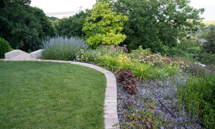 Balatoni panorámájú kert