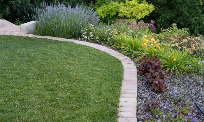 Balatoni panorámájú kert