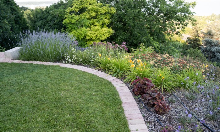 Balatoni panorámájú kert